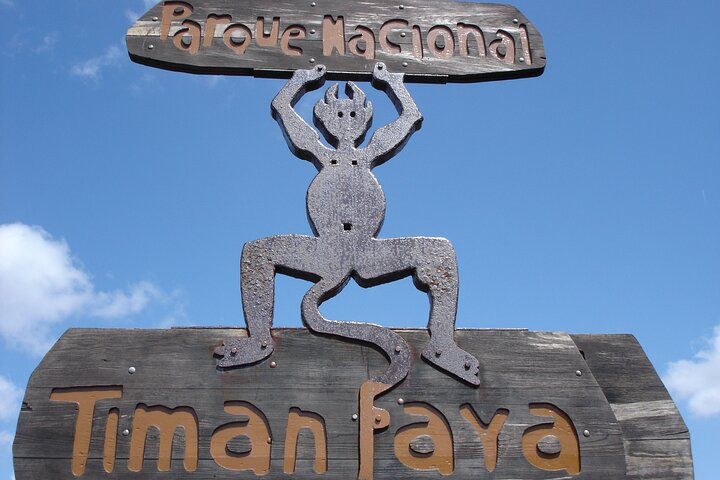 Private Luxury 4 hours Tour to the National Park of Timanfaya - Photo 1 of 7