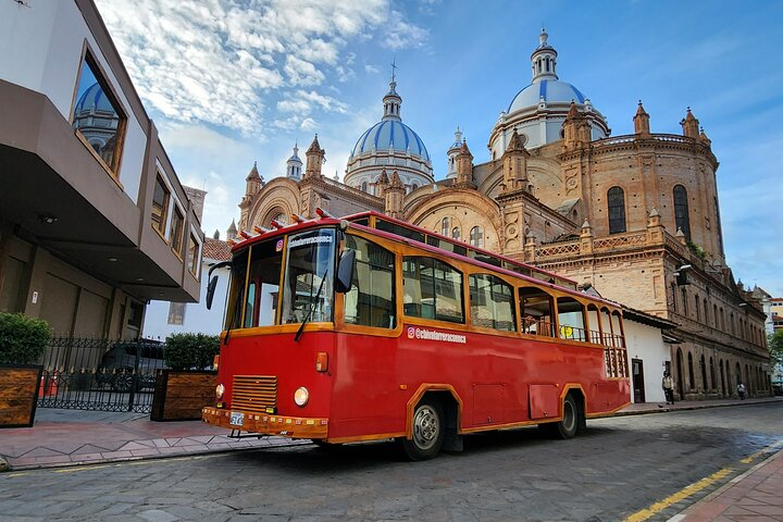 Tour the beautiful city of Cuenca, aboard the Chivas Farreras