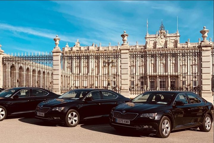 Experience seamless travel with a private transfer from Madrid Airport to the city center surrounded by stunning views and the elegance of Spain's capital at your service.