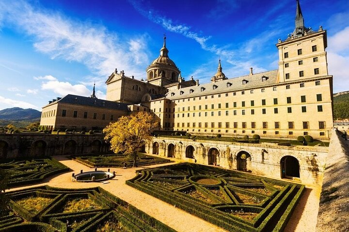 Experience the grandeur of El Escorial Palace and its stunning gardens all while gaining insights from an official guide steeped in history and art. Perfect for unforgettable moments.