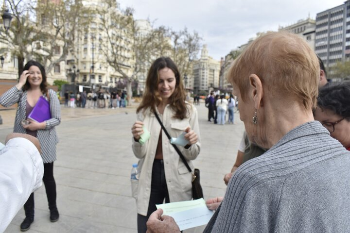On the hunt for data! - Interactive group challenge in the Plaza del Ayuntamiento. Can you find the answer in the time allowed?