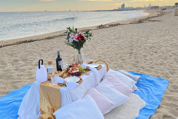 Romantic Picnic - Photo 1 of 6