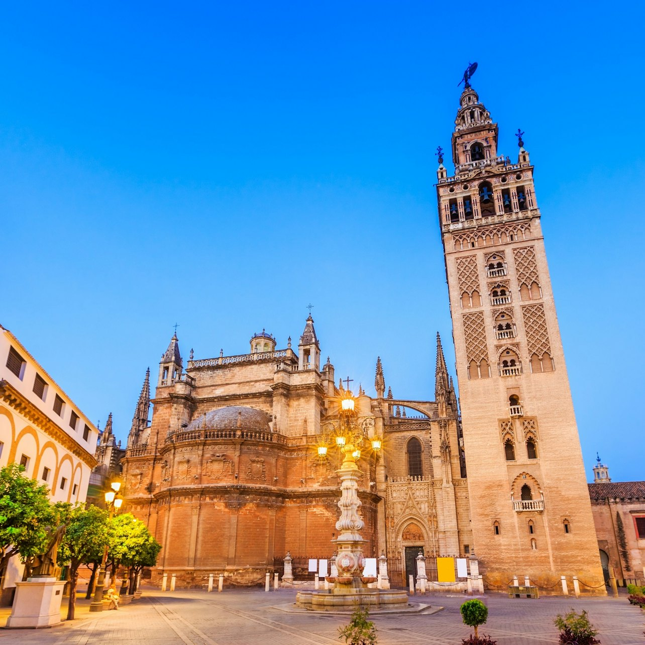 Discover the intricate architecture of the Sevilla Cathedral and the stunning Giralda bell tower as you immerse yourself in the rich history and elegance of these iconic landmarks.