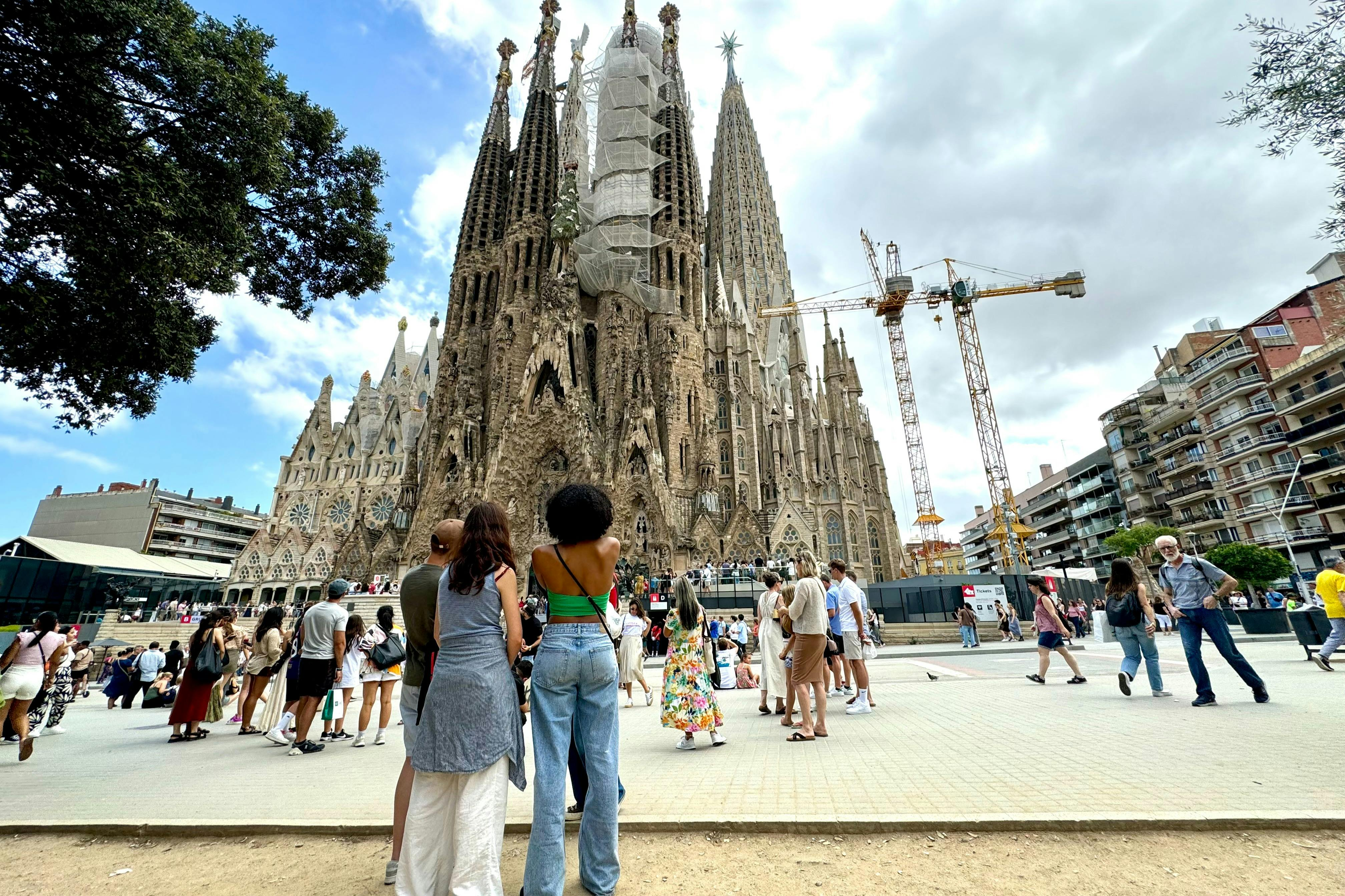 Sagrada Familia: Small Group Guided Tour in French - Photo 1 of 8