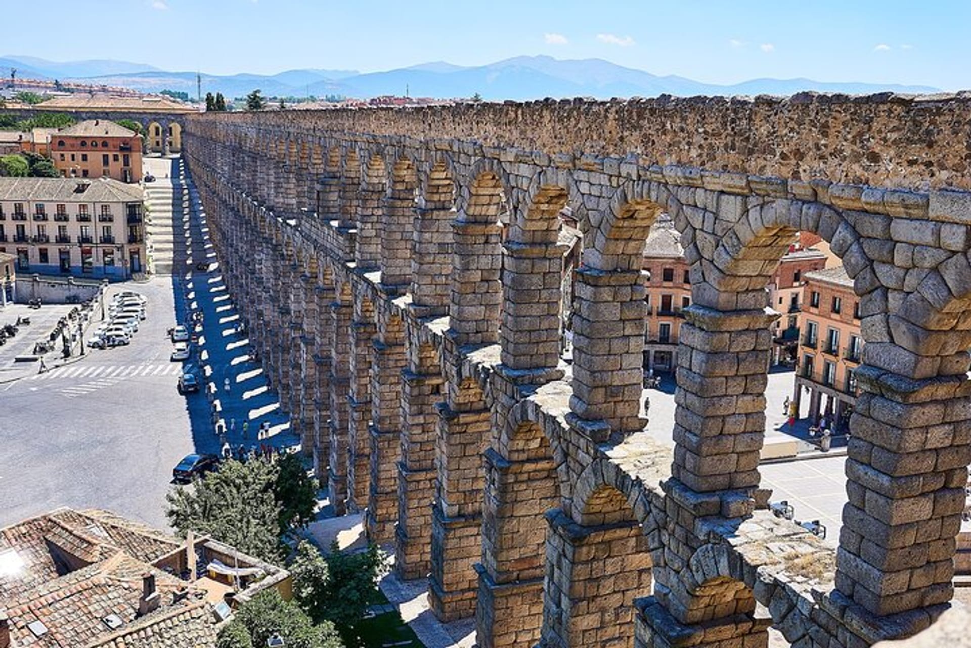 セゴビア の Segovia's Treasures: Aqueduct, Cathedral & Alcazar