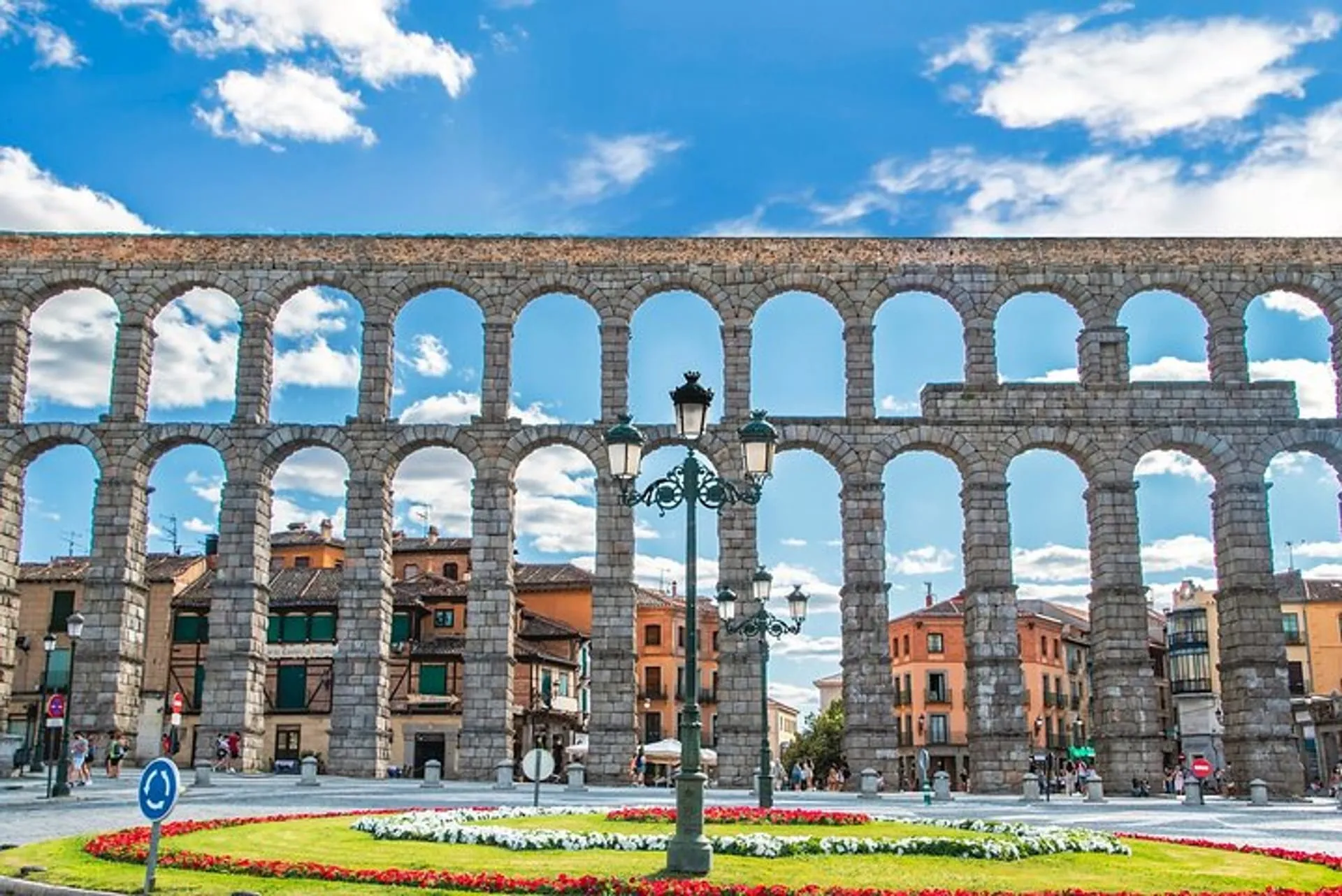 セゴビア の Segovia's Treasures: Aqueduct, Cathedral & Alcazar