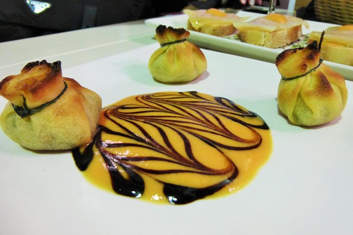 Crispy dumplings with salmorejo and soy sauce.