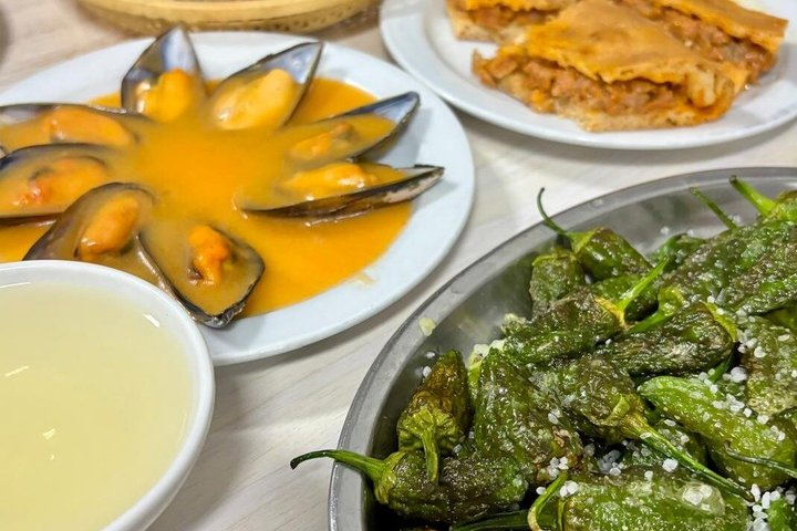 Santiago: guided foodie tour with drinks, tapas and live music - Photo 1 of 7