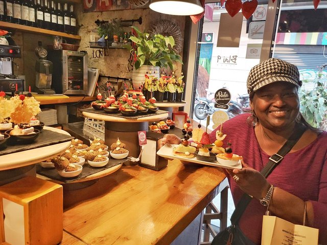 The most complete Food & Drink tasting tour of Barcelona in traditional taverns