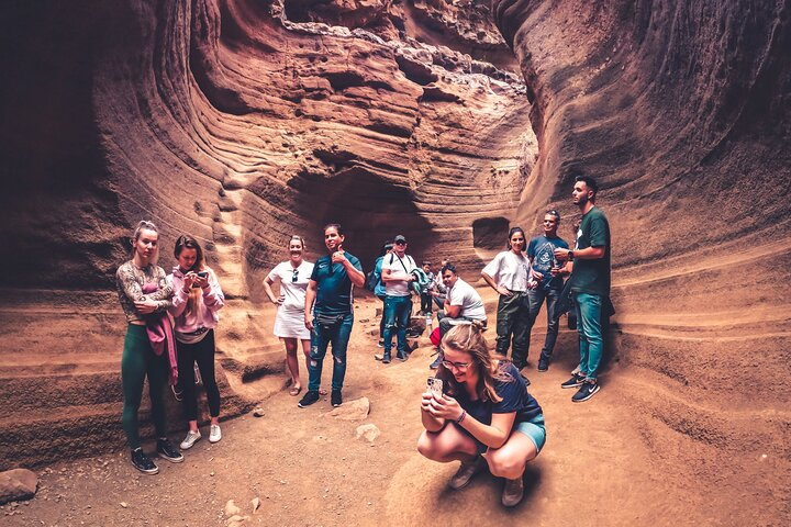 The Red Canyon Tour - Small Group Trip with Local Food Tasting ツ - Photo 1 of 25