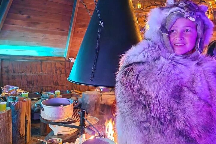 Experience the warmth of shared stories by the fire while enjoying cozy Finnish traditions and the joy of creative adventures in the heart of Lapland's snowy wonderland.