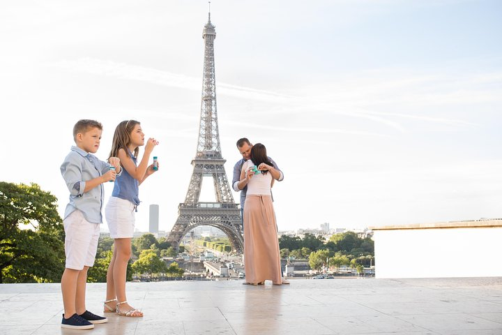 Family photoshoot at Trocadero, Eiffel Tower