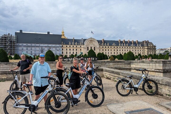 Paris: Small Group Highlights E-Bike Guided Tour in Paris Pelago