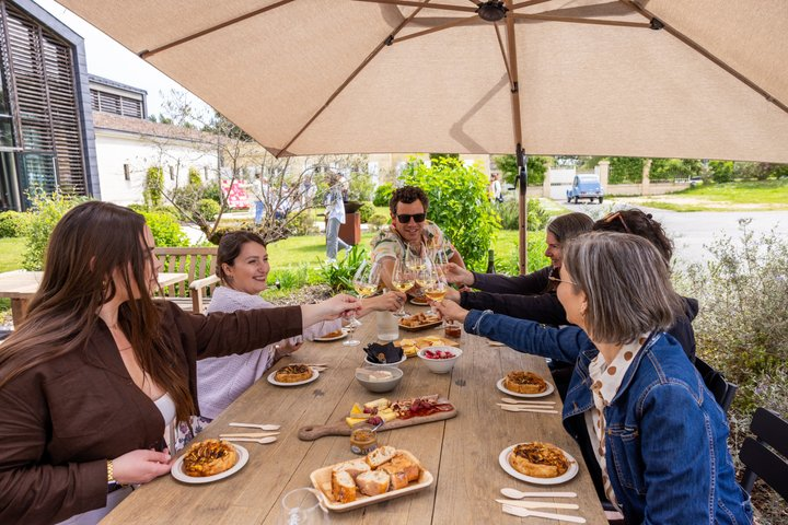 Graves & Saint-Emilion Wine Tour | 3 Châteaux & Gourmet Picnic - Photo 1 of 8