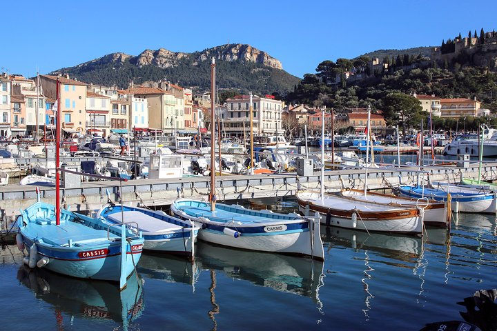 Cassis pebbly beaches, calanques, limestone cliffs and driving the spectacular scenic Route des Crêtes along the clifftops to Cap Canaille
