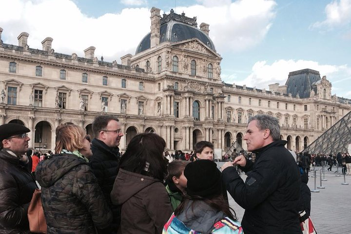 Discover the history of the Louvre over 800 years.