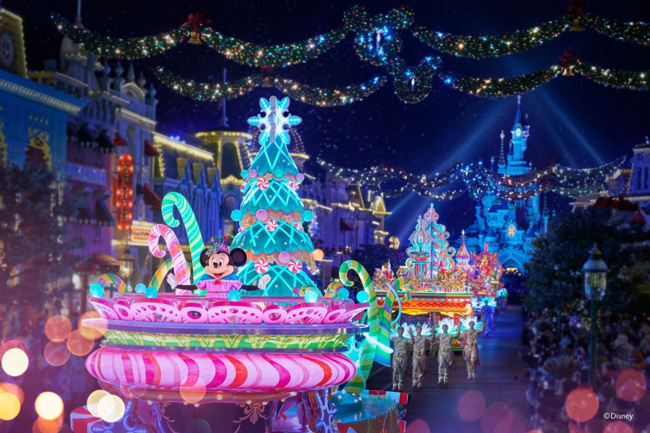 Minnie leading a candy-coloured Christmas parade down Main Street U.S.A.? What better way to celebrate the yuletide season than a park visit to Disneyland Paris, we say.