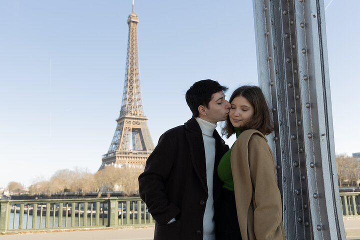 Eiffel and La Seine Photo Shoot - Paris Photographer - Photo 1 of 6