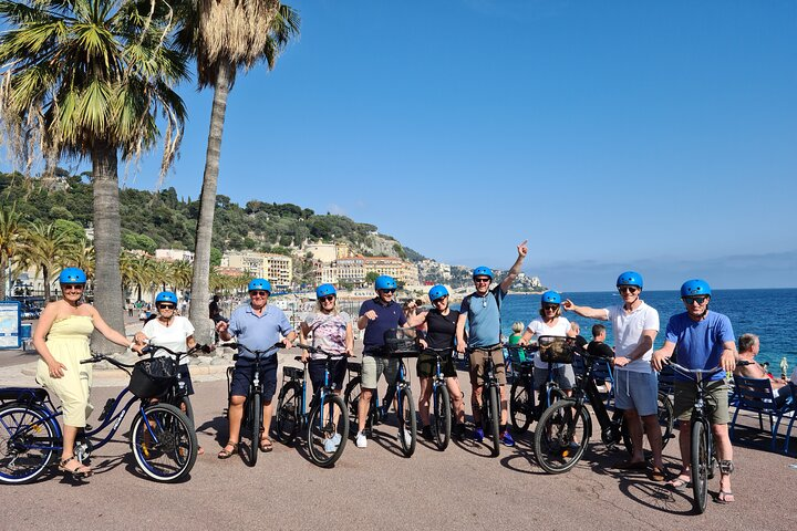 Start biking on the Promenade Des Anglais