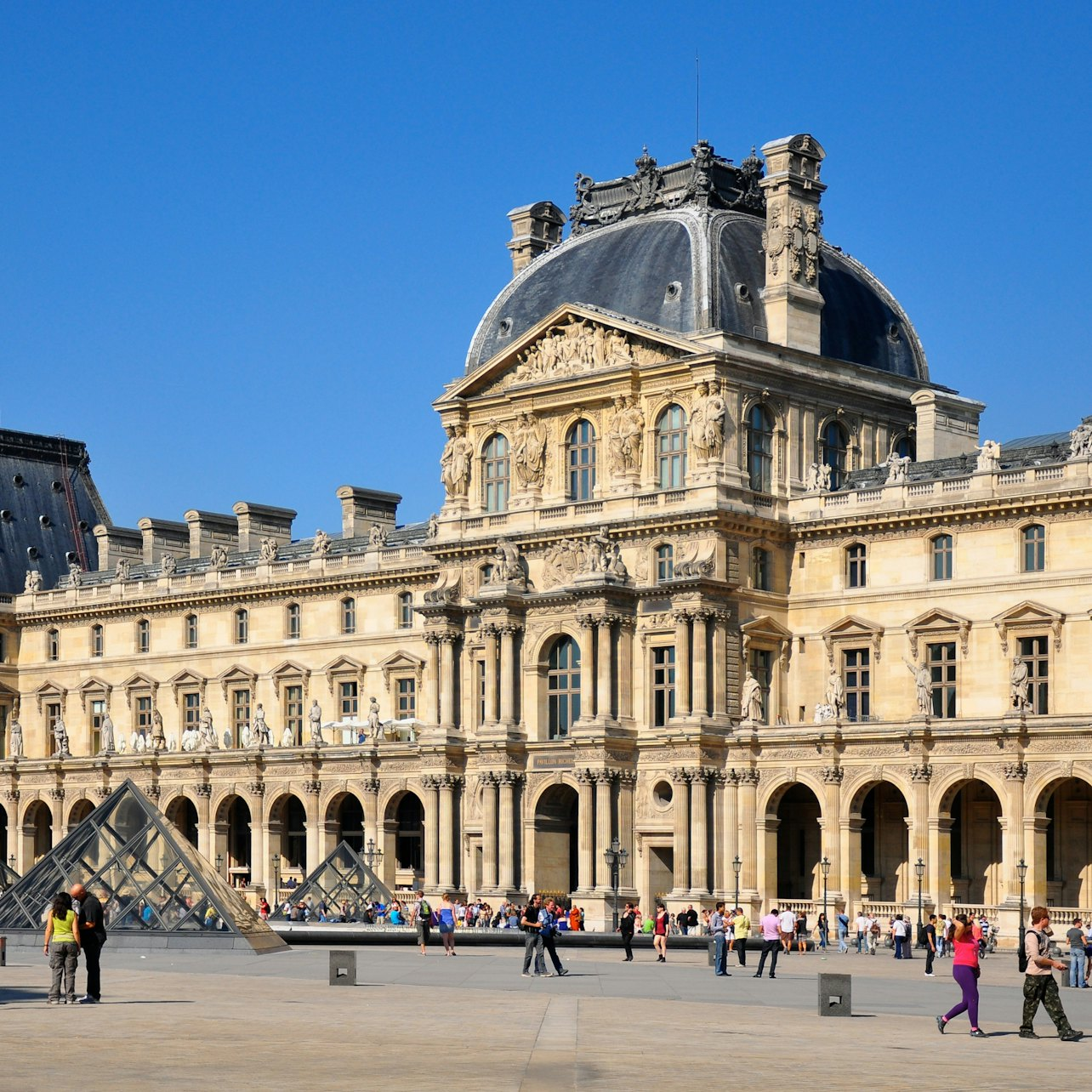 Murders And Mysteries: Louvre - Photo 1 of 5