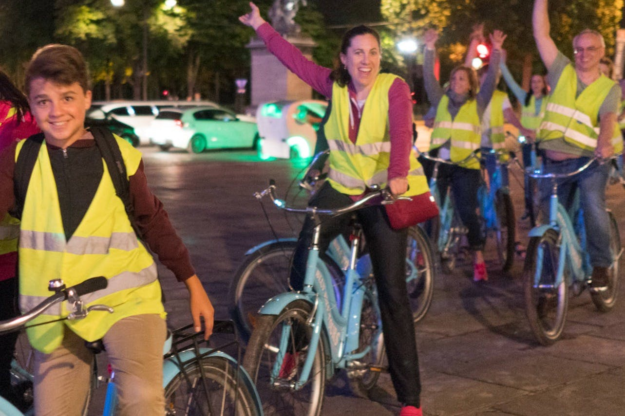 Paris: Evening Bike Tour + 1-Hour Boat Cruise - Photo 1 of 5