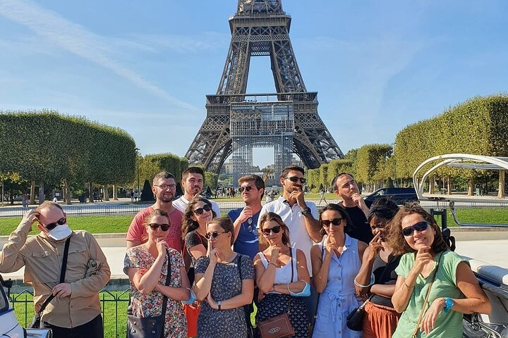Family at the Eiffel Tower, with or without sound the complete historical explanation of its origin!