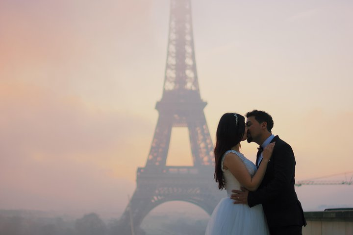 Paris Photographer: Exclusive Photoshoot with Private Car - Photo 1 of 15