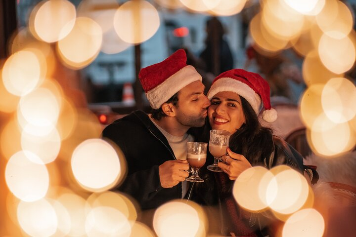 Paris: Private Christmas Photoshoot with Props - Photo 1 of 11