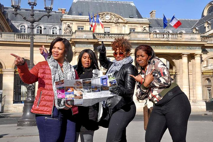 Create funny & memorable professional photos with your friends on A Taste of Paris Paparazzi Photo tour!