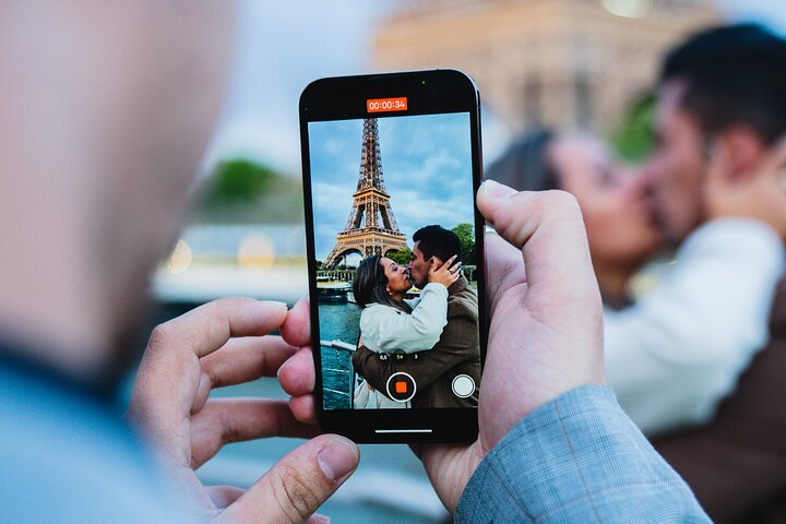 Lover in front of Eiffel Tower