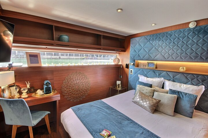 Solaire Suite with Private Jacuzzi and Sauna