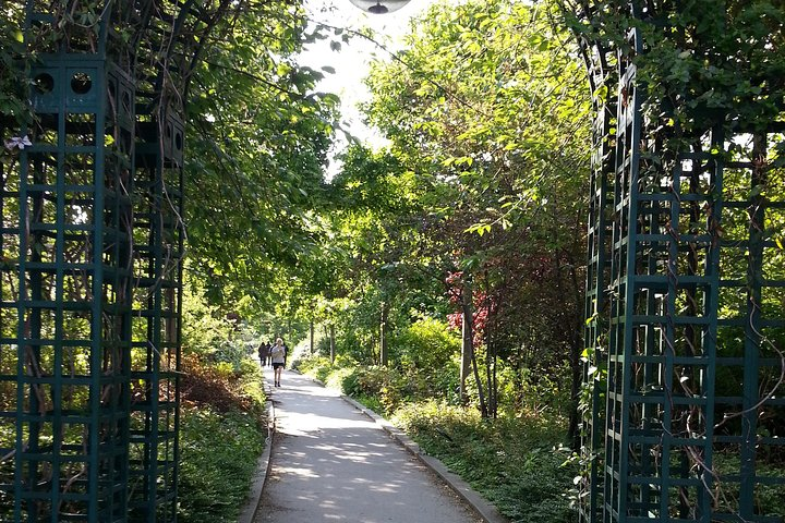 Small-Group Walking Tour of the Bastille District Including Marche d'Aligre and Promenade Plantee 
