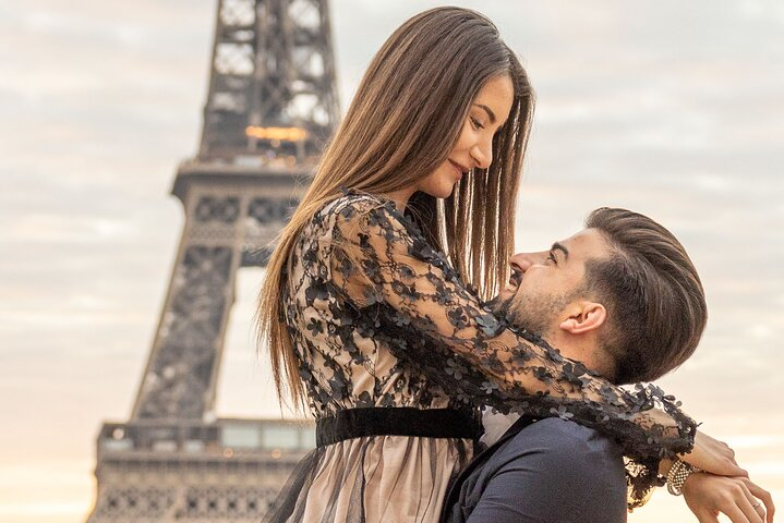 Morning photoshoot at the Eiffel Tower by Max Rumeau Photography