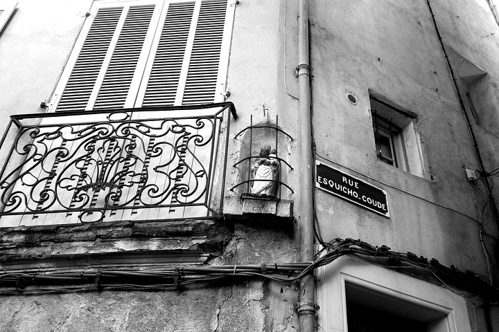 Eskimo-bend street of Aix-en-Provence