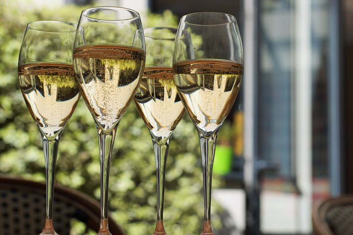 Taste different Champagnes from Grandes Maisons and winemakers.
