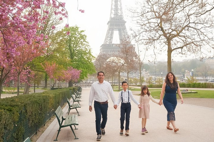Photo Session in Paris - Photographer at the Eiffel Tower - Photo 1 of 25