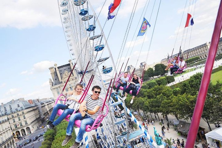 Woohooo! Air swinging at the Louvre