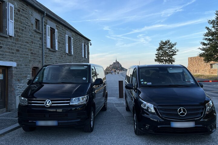 2 Vans in front of Mont-Saint-Michel