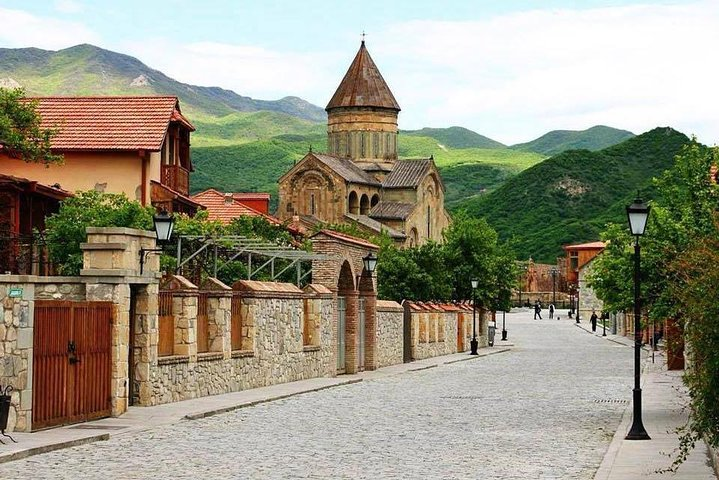Town Mtskheta, street to Svetitskhoveli cathedral 