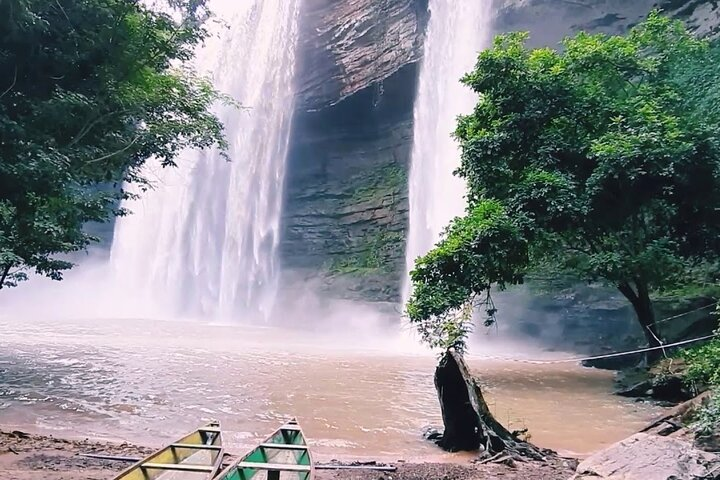 a clear cut view of the twin falls. The Boti Falls
