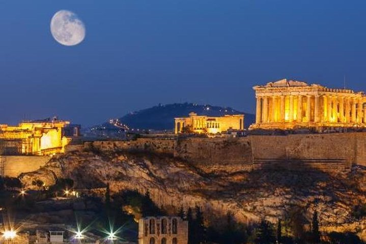 Experience the charm of Athens after dusk wandering through illuminated streets and historic sites guided by a Spanish-speaking assistant in an intimate group of fellow travelers.