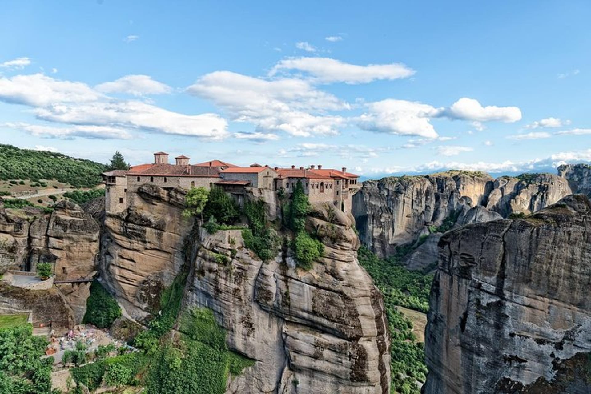 メテオラ の Hiking in magnificent Meteora | Pelago