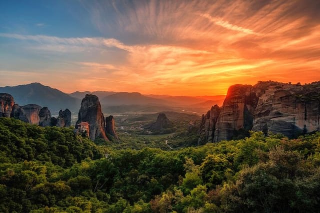 Meteora: Guided Sunset Tour with Monasteries and Caves Visit in