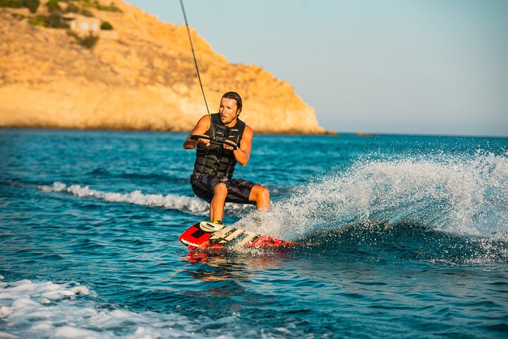 Are you ready for some aerial maneuvres with your wakeboard? Pump your adrenaline and impress everyone with your cool midair tricks! 
