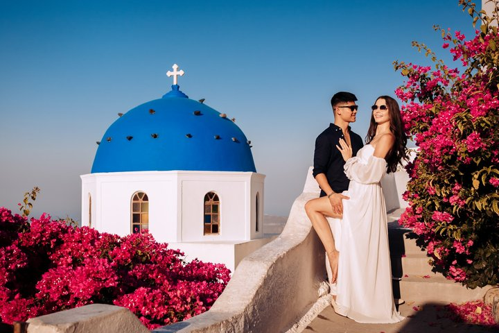 Santorini Couple Photoshoot & Proposal With a Local Photographer - Photo 1 of 25