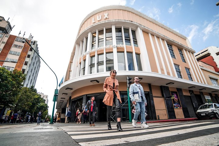 Walking Tour at 6th Ave.