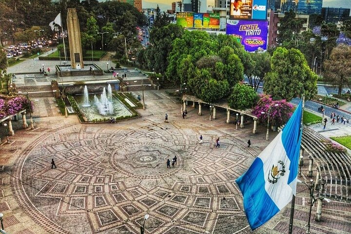 Plaza Obelisco to the Heroes of the Independence of Guatemala.