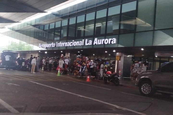 Shared shuttle - From Panajachel to Guatemala City (airport) - Photo 1 of 6