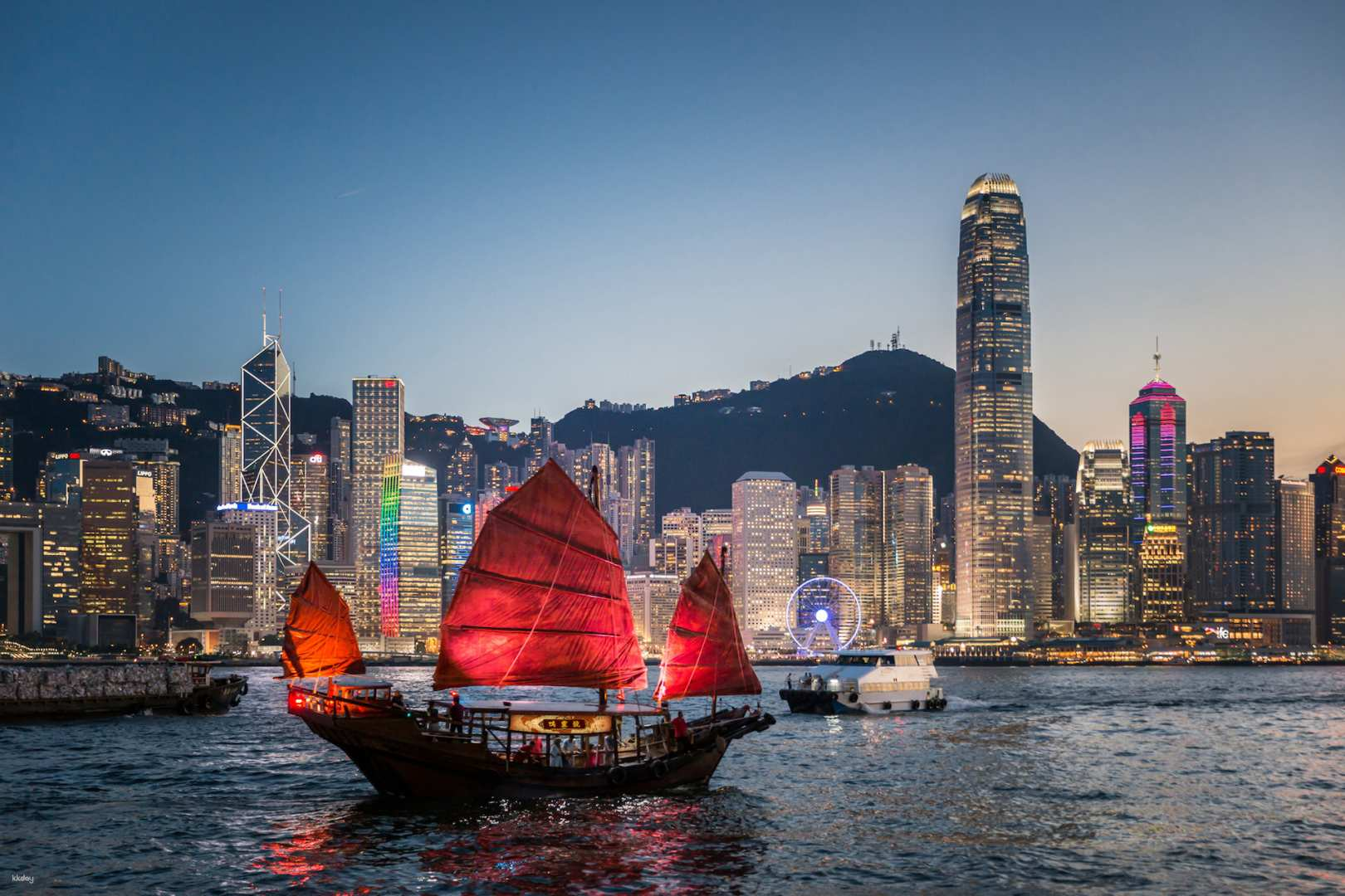 홍콩의 Victoria Harbour Cruise｜Chinese junk boat｜ Dukling | Pelago