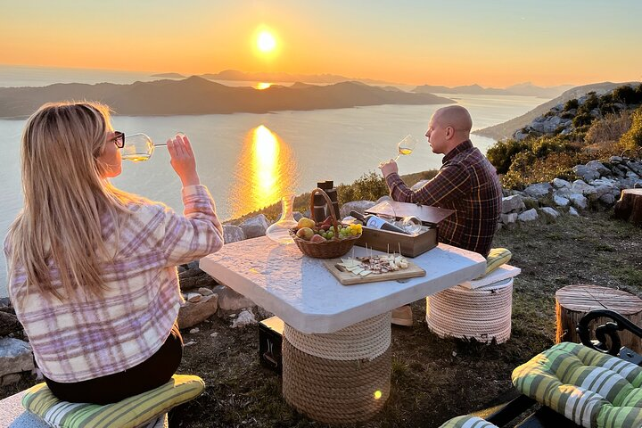 Authentic private viewpoint wine&dine tour - Photo 1 of 8